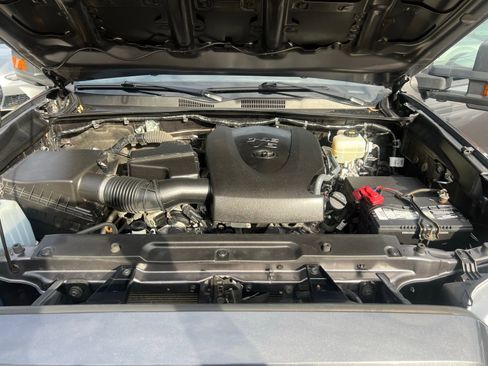 Used 2020 Toyota Tacoma TRD Off-Road w/ Technology Package image 15