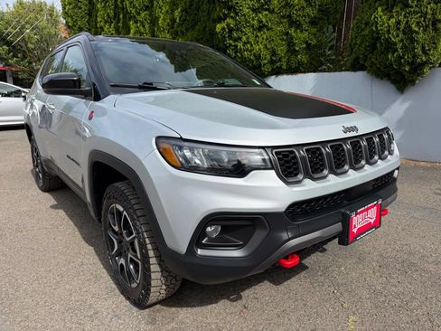 Used 2025 Jeep Compass Trailhawk AWD/4WD image 2