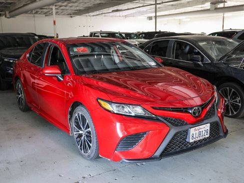 Used 2019 Toyota Camry SE w/ Carpet Mat Package FWD image 2