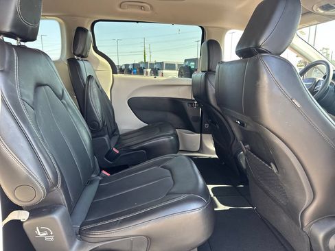 Used 2024 Chrysler Pacifica Touring-L FWD image 14