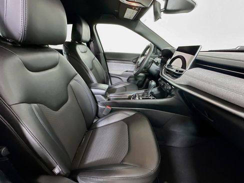 Used 2024 Jeep Compass Latitude image 29