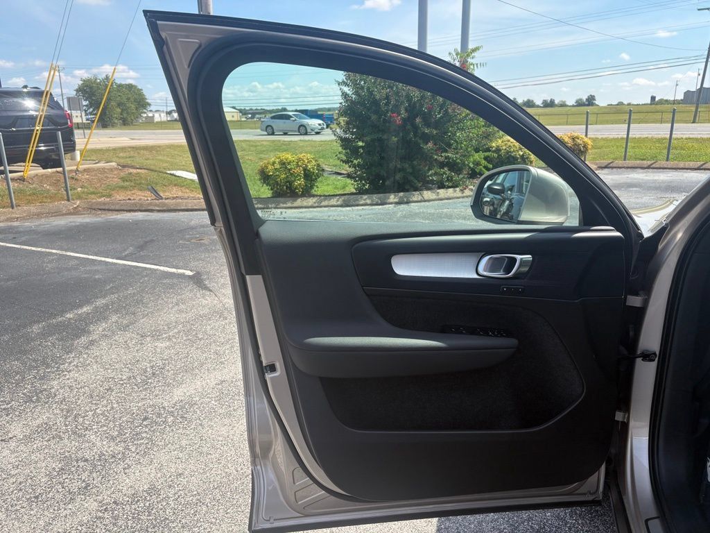 Used 2024 Volvo XC40 B5 Core AWD/4WD image 16