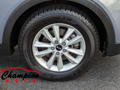 Used 2020 Kia Sorento LX FWD image 12