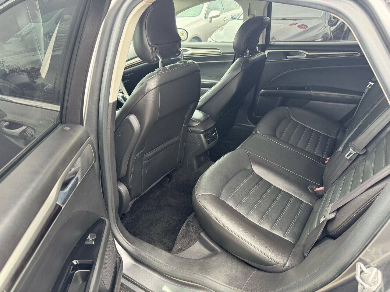 Used 2014 Ford Fusion SE w/ Equipment Group 202A FWD image 16