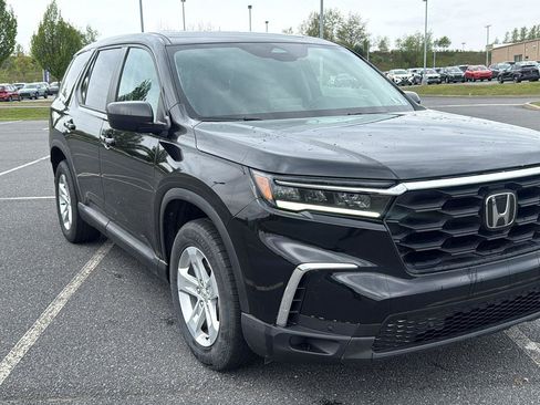 Used 2023 Honda Pilot LX image 1