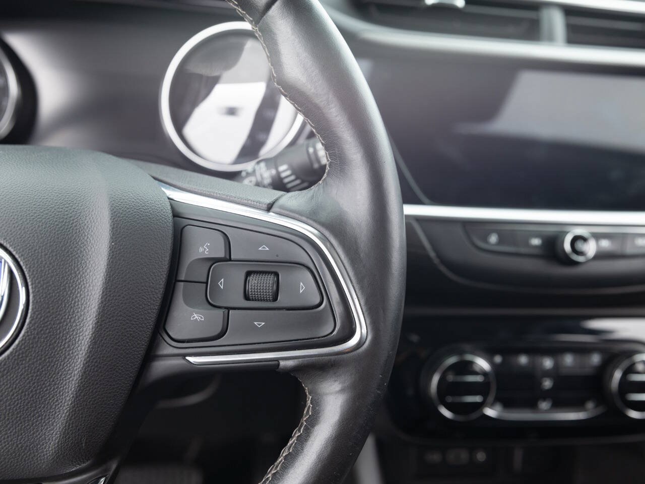 Used 2020 Buick Encore GX Essence FWD image 36