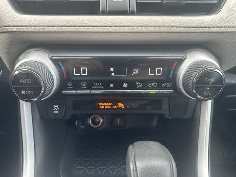 Used 2020 Toyota RAV4 XLE w/ Convenience Package AWD/4WD image 4