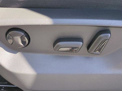 Used 2020 Volkswagen Tiguan SE image 40