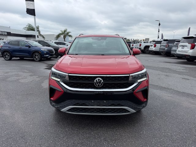 Used 2022 Volkswagen Taos SE FWD image 2