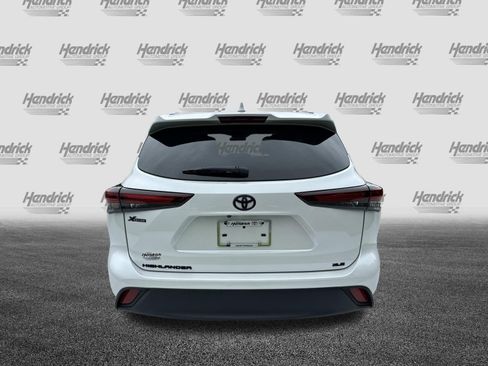 Certified 2024 Toyota Highlander XLE FWD image 9