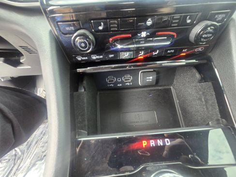 Used 2022 Jeep Grand Cherokee Altitude AWD/4WD image 15