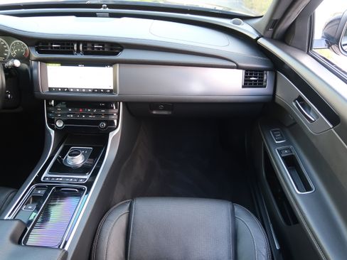 Used 2016 Jaguar XF R-Sport RWD image 15