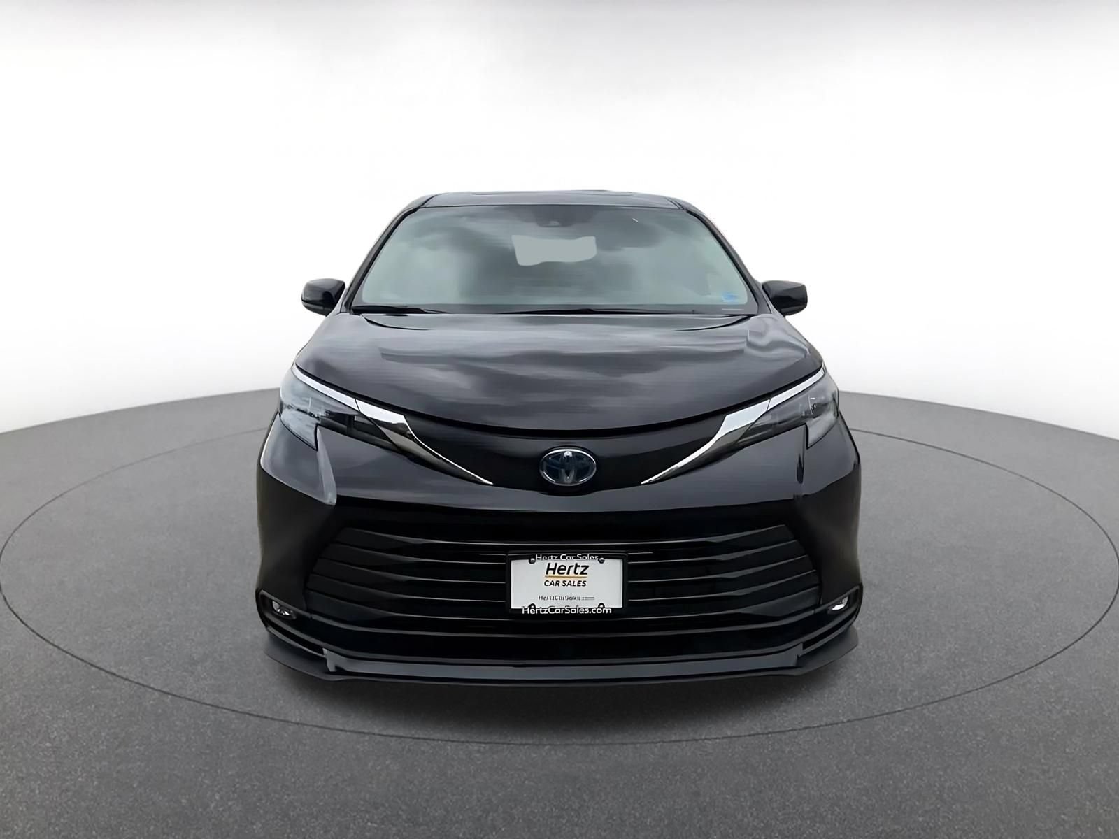 Used 2025 Toyota Sienna XLE FWD image 4