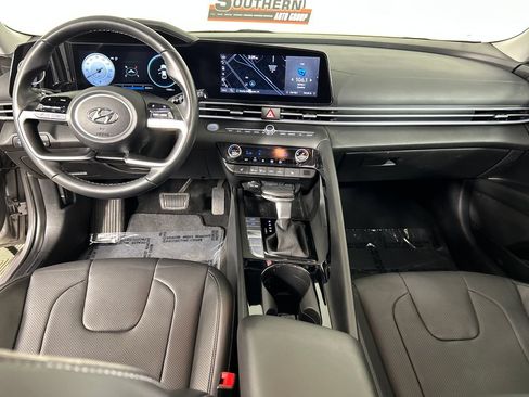 Used 2023 Hyundai Elantra Limited w/ Preferred Accessory Package FWD image 18