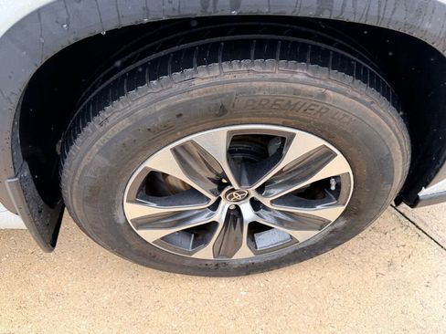 Used 2023 Toyota Highlander L image 15