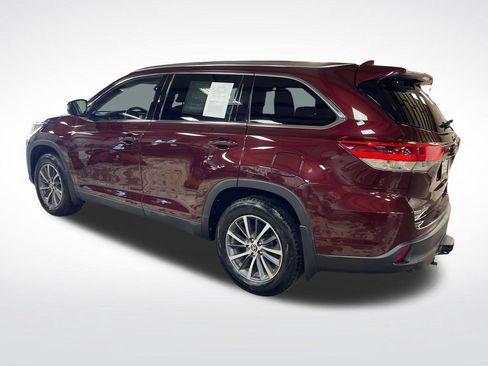 Certified 2019 Toyota Highlander XLE AWD/4WD image 3
