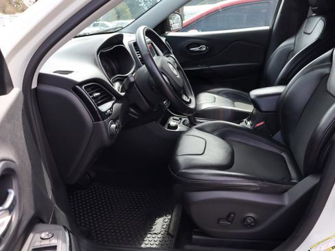 Used 2019 Jeep Cherokee Latitude Plus image 5