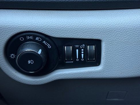 Used 2024 Chrysler Pacifica Touring-L image 33