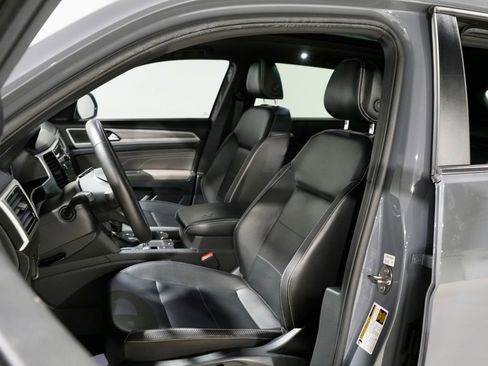 Used 2022 Volkswagen Atlas Cross Sport SE w/ Panoramic Sunroof Package image 3