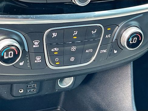 Used 2022 Chevrolet Traverse RS image 21