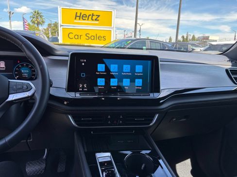 Used 2025 Volkswagen Atlas Cross Sport SE FWD image 14