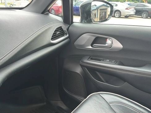 Used 2018 Chrysler Pacifica Limited w/ Advanced Safetytec Group FWD image 58