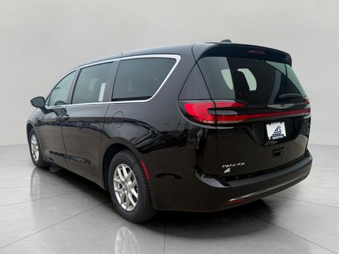 Used 2024 Chrysler Pacifica Touring-L image 10