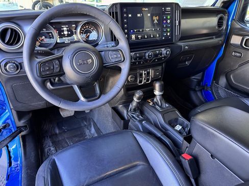 Used 2023 Jeep Gladiator Sport image 2