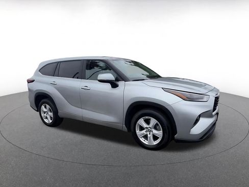 Used 2025 Toyota Highlander LE FWD image 2