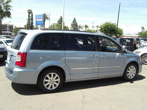 Used 2013 Chrysler Town & Country Touring image 13