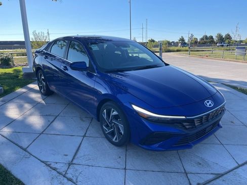 Certified 2025 Hyundai Elantra SEL FWD image 2