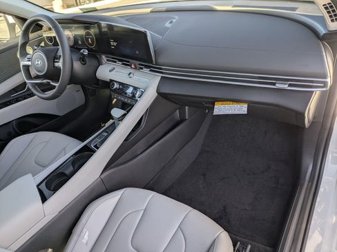Certified 2025 Hyundai Elantra Limited FWD image 8