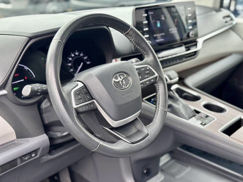 Used 2022 Toyota Sienna XLE image 9