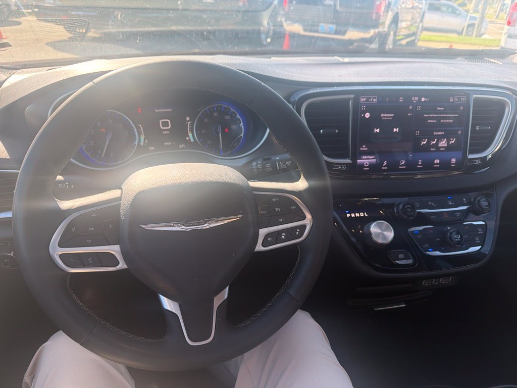 Used 2025 Chrysler Pacifica Select FWD image 13