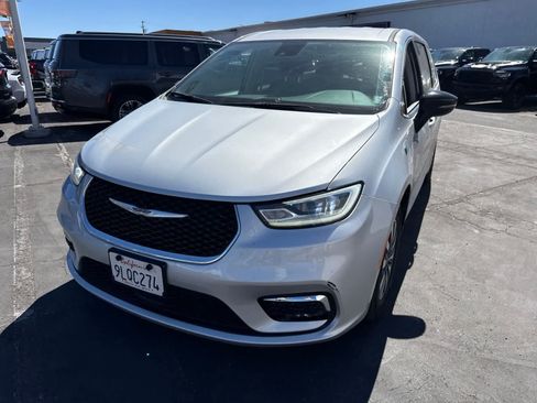 Used 2024 Chrysler Pacifica Limited FWD image 2
