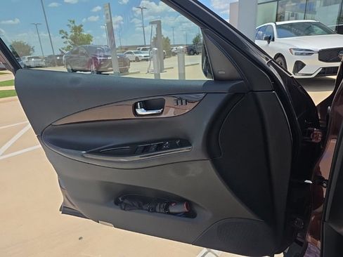 Used 2017 INFINITI QX50 2WD w/ Technology Package image 9