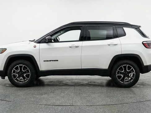 Used 2025 Jeep Compass Trailhawk AWD/4WD image 5