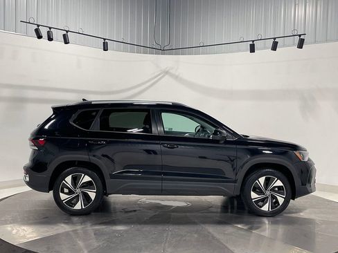 Used 2025 Volkswagen Taos SE AWD/4WD image 10