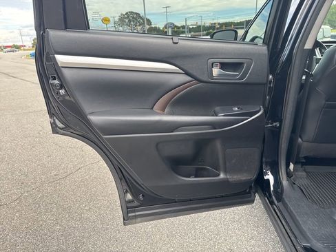 Used 2018 Toyota Highlander XLE image 15
