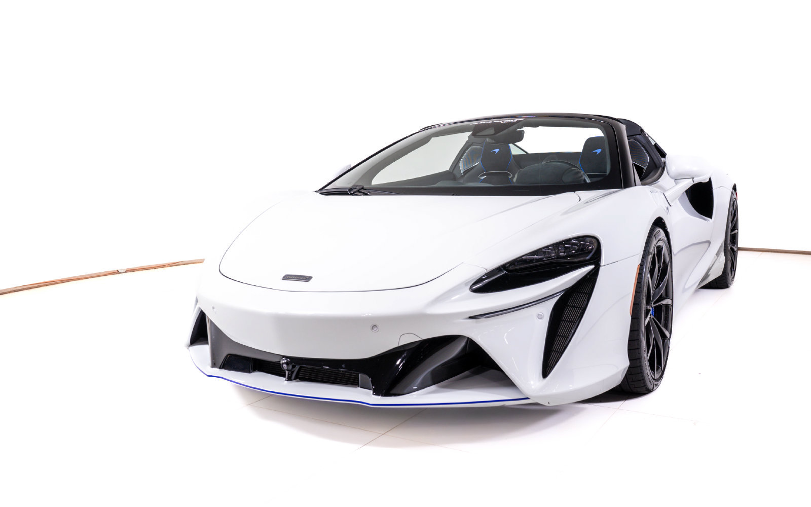 Used 2025 McLaren Artura Spider RWD image 12
