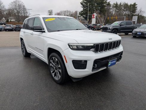 Used 2023 Jeep Grand Cherokee Overland w/ Luxury Tech Group IV AWD/4WD image 8