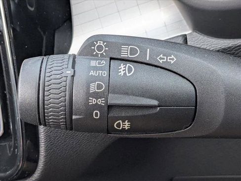 Used 2020 Volvo XC40 T4 Momentum image 14