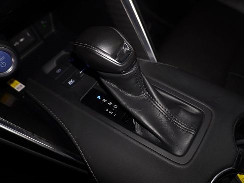 Used 2022 Toyota Venza XLE image 21