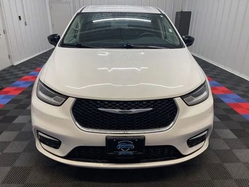 Used 2024 Chrysler Pacifica Touring-L image 7