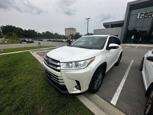 Used 2017 Toyota Highlander XLE AWD/4WD image 3