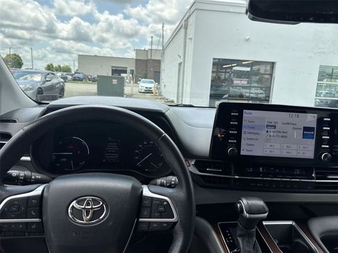 Used 2022 Toyota Sienna XLE FWD image 11