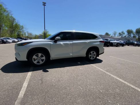 Used 2023 Toyota Highlander LE image 9
