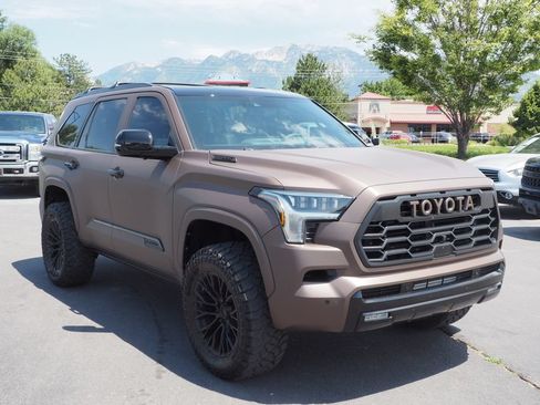 Used 2025 Toyota Sequoia Platinum AWD/4WD image 3