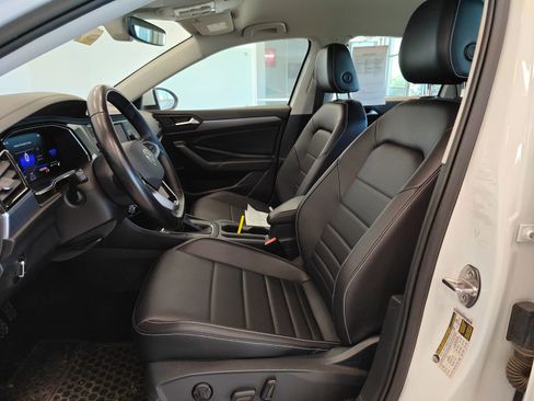 Used 2023 Volkswagen Jetta SE FWD image 9