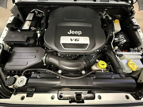 Used 2015 Jeep Wrangler Unlimited Sport w/ Quick Order Package 24S AWD/4WD image 30